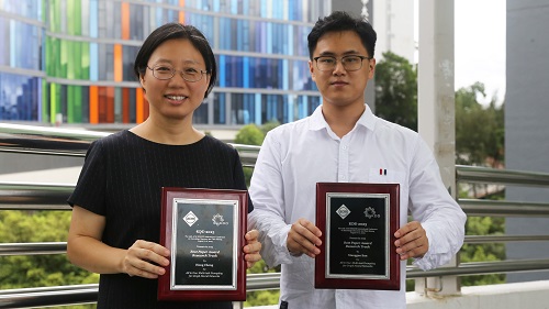   
		Professor Cheng Hong (left) and Dr Sun Xiang-guo (right) won the Best Paper Award (Research Track) at the ACM SIGKDD International Conference 2023.	 
